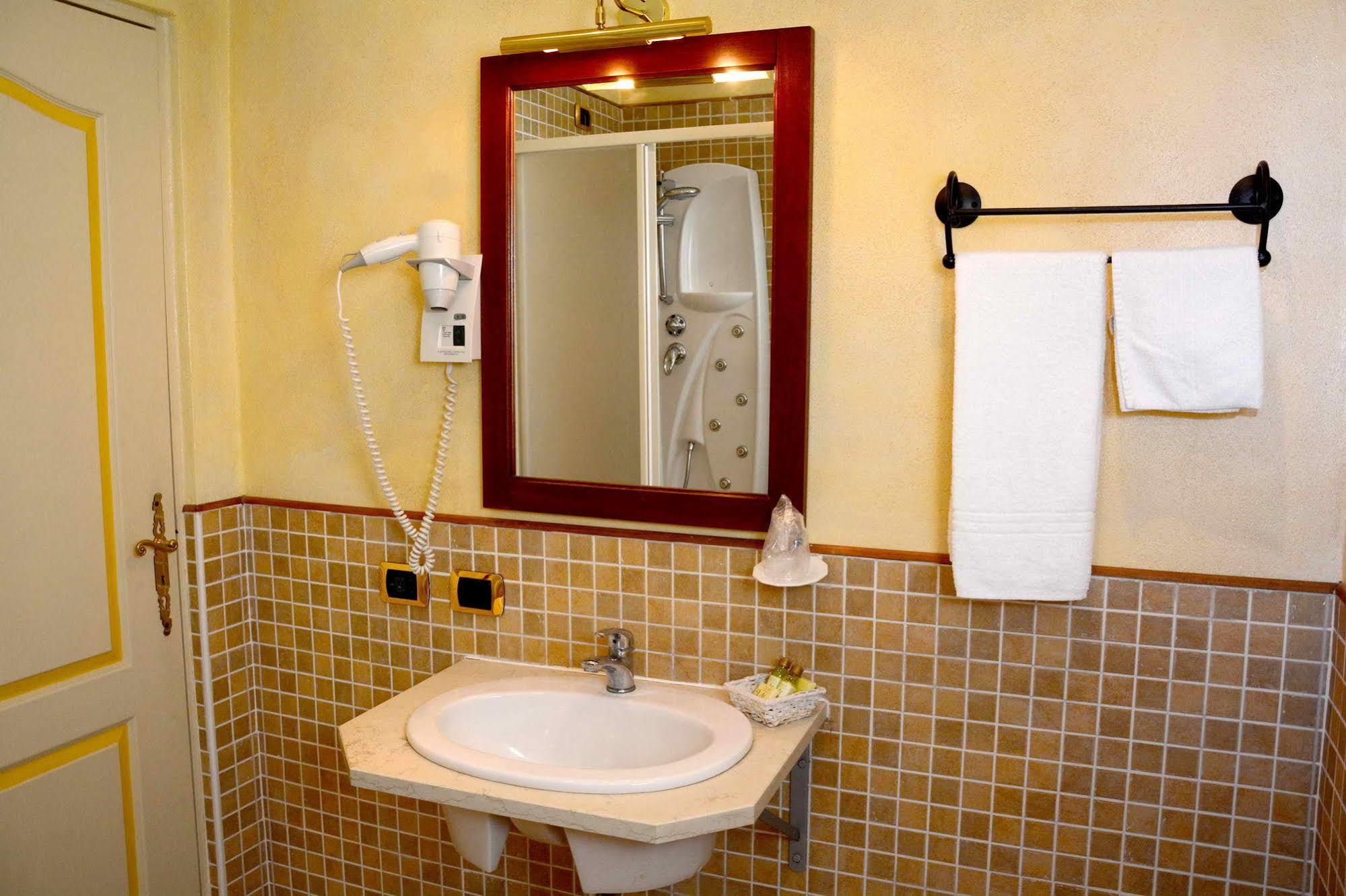 Albergo Dimora Storica Antica Hostelleria Crema Exterior foto